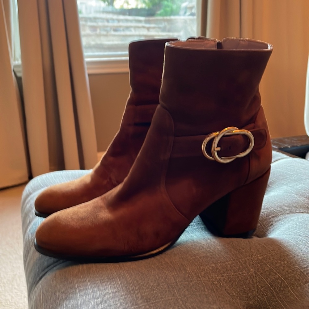 Stuart Weitzman size 7.5 boots/ used twice great conditions. Brand new